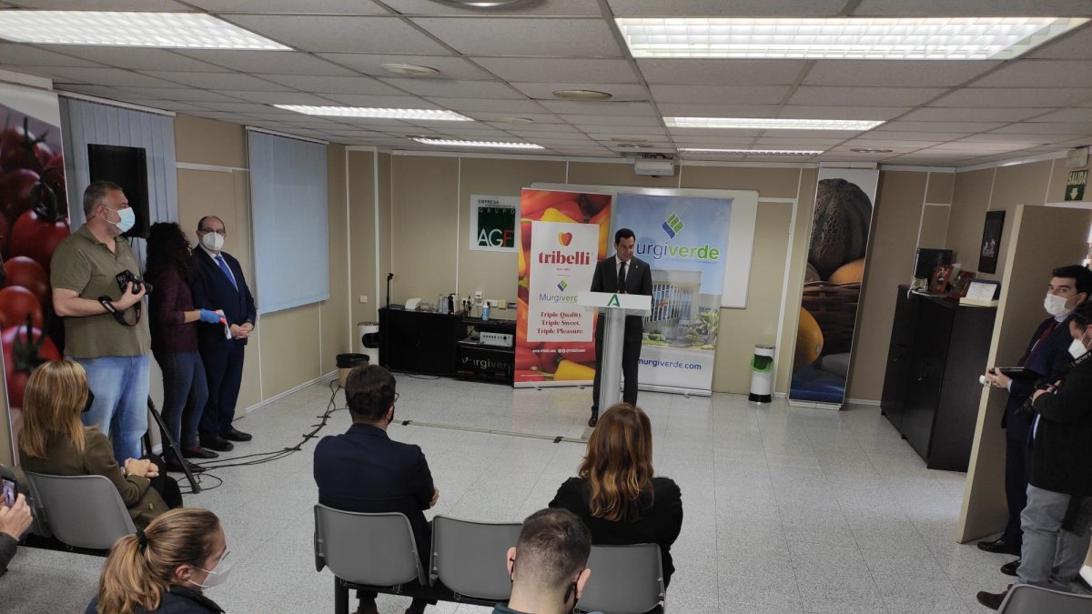 Juanma Moreno en su visita a Almería.