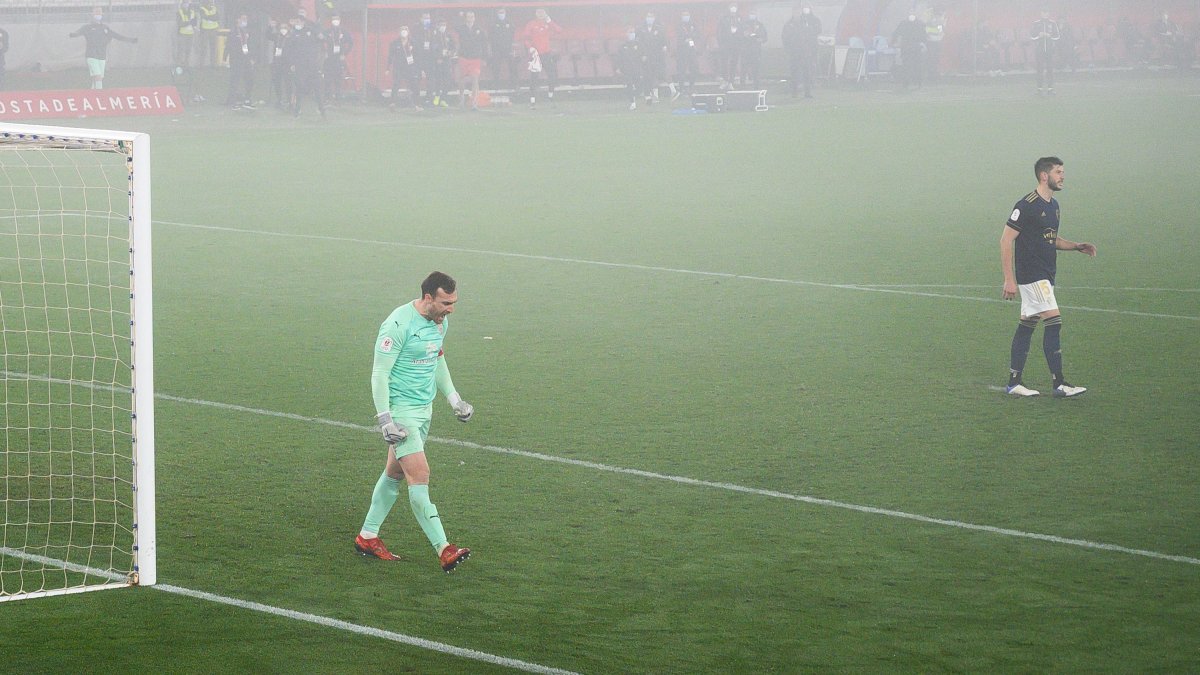 Fernando Martínez tras para el penalti a David García.