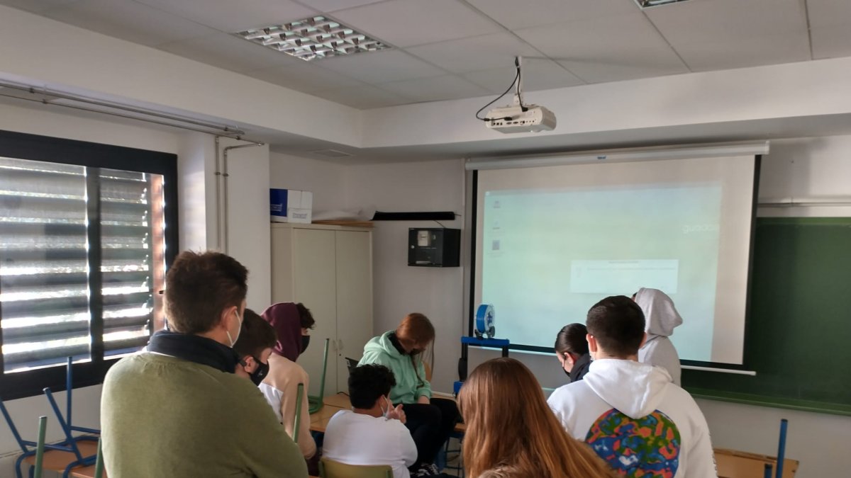 Alumnos del IES Sabinar de Roquetas, en clase de Tecnología con su impresora 3D.