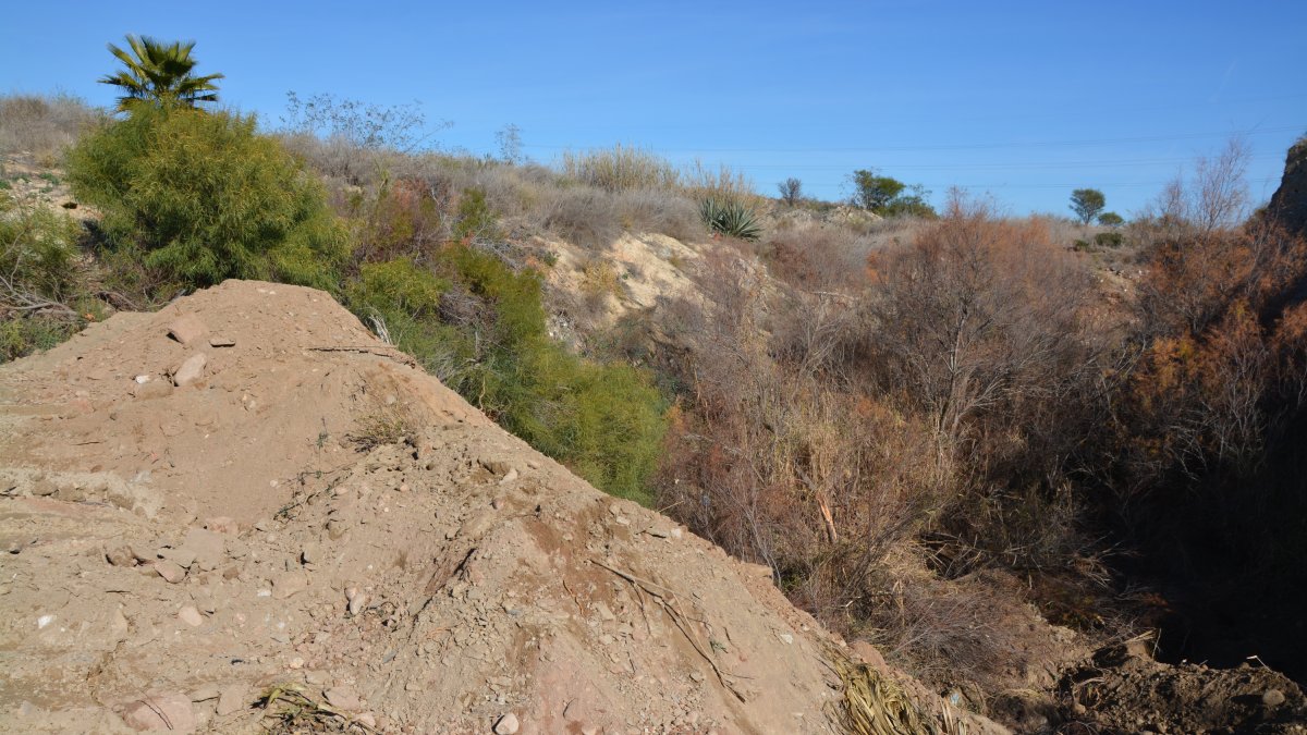 El vertedero visto desde arriba, después del vertido de tierra.