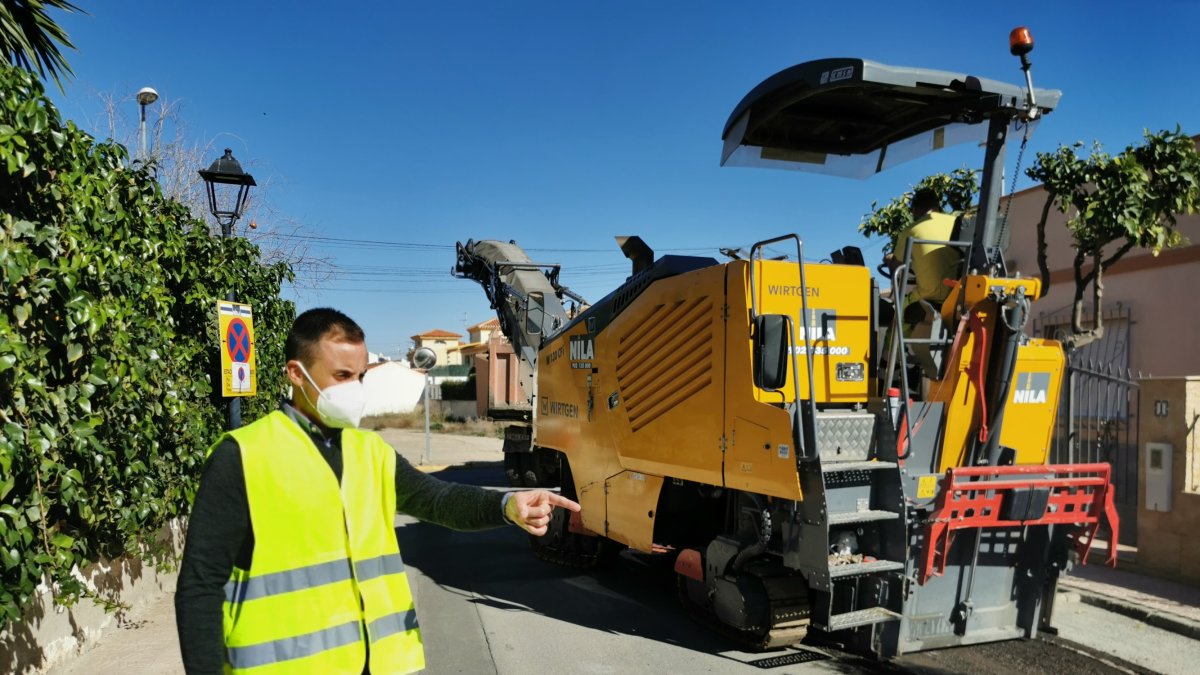 El concejal de Infraestructuras supervisando las obras.