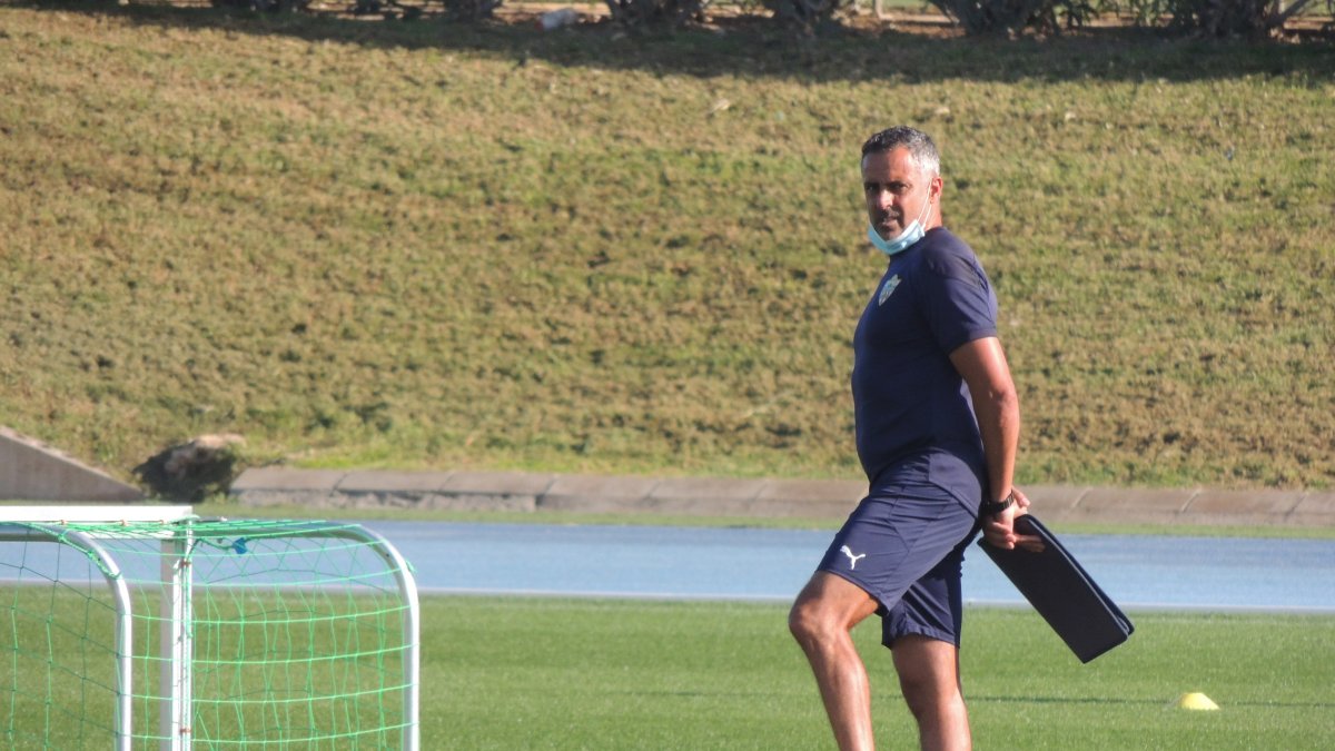 El entrenador portugués siempre pendiente de todo en el entrenamiento.