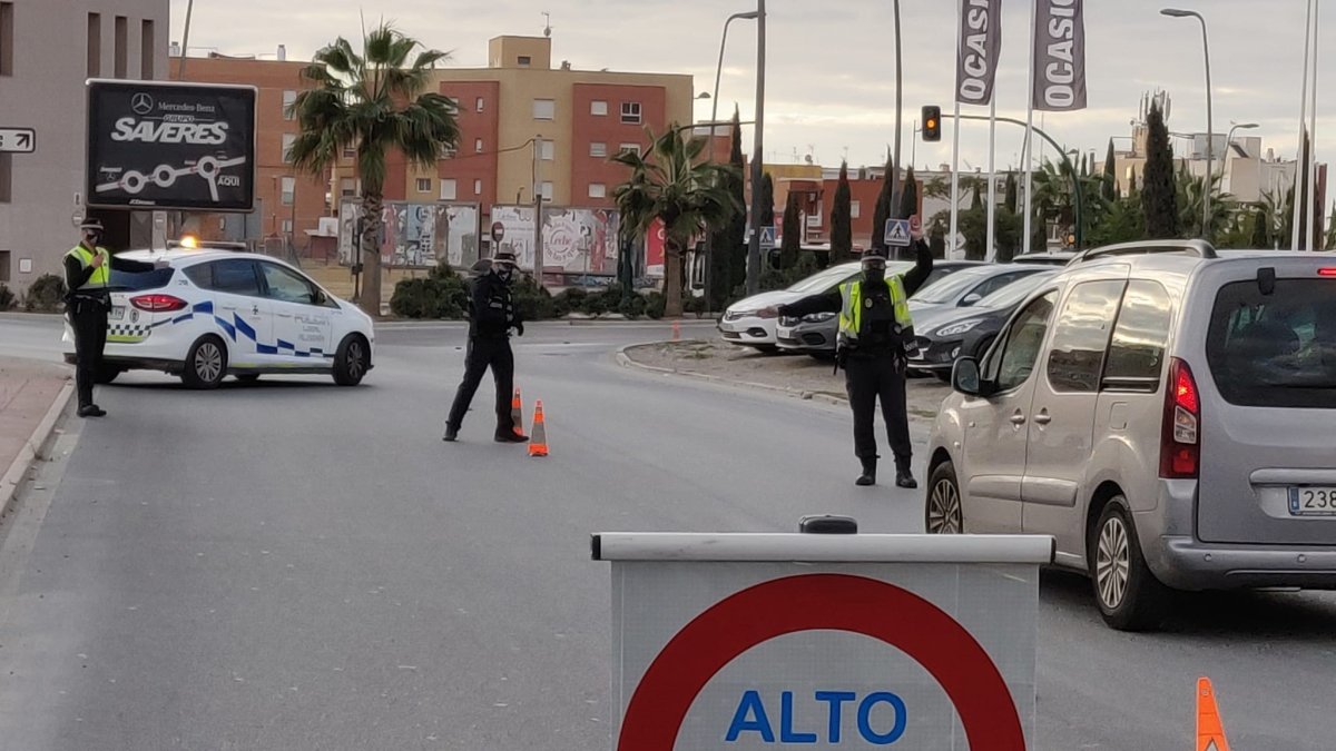 Control de la Policía Local de Almería para garantizar el confinamiento perimetral.