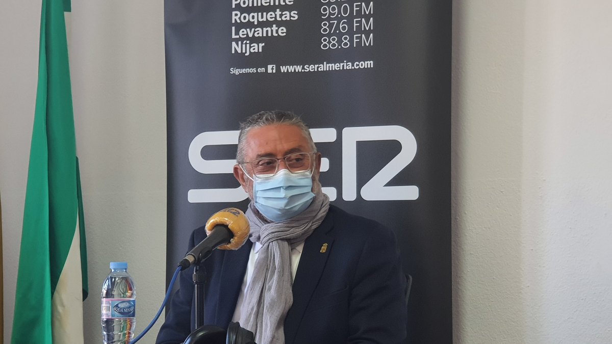 Francisco Torrecillas durante un programa de radio en el Ayuntamiento.