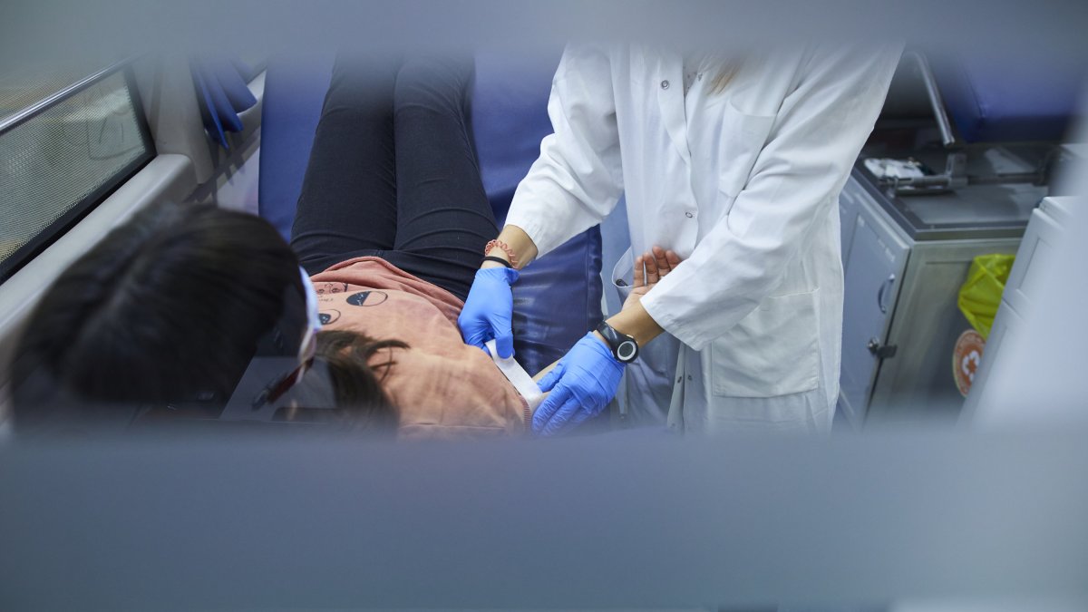 Foto de archivo de una persona donando sangre.