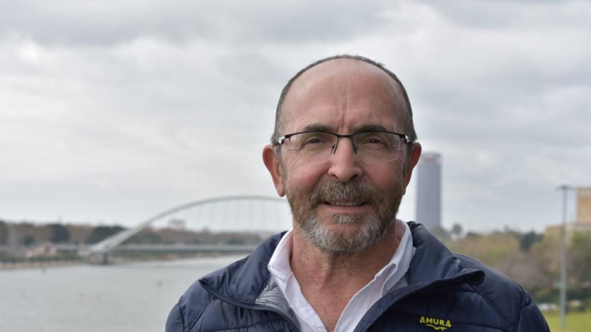Pedro Pablo Barrios con el Guadalquivir de fondo.