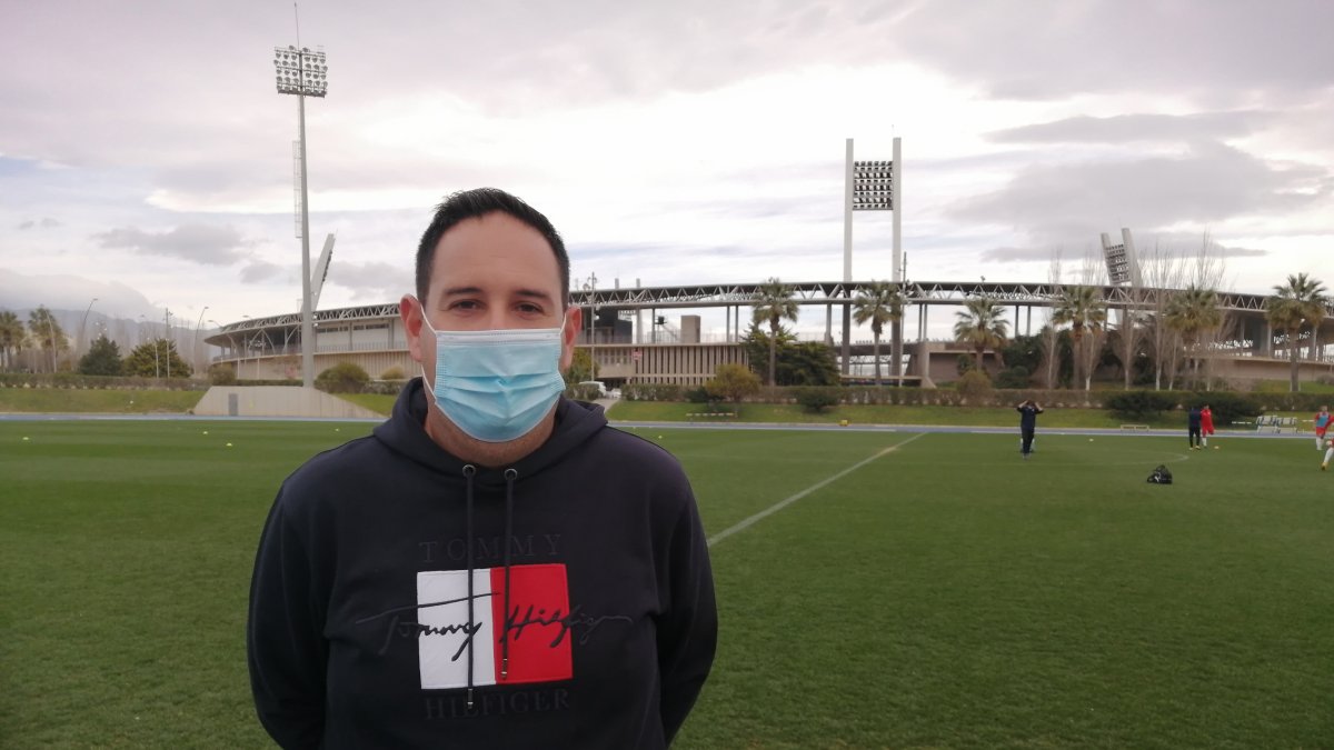 Agustín Sánchez en la hierba del Anexo.