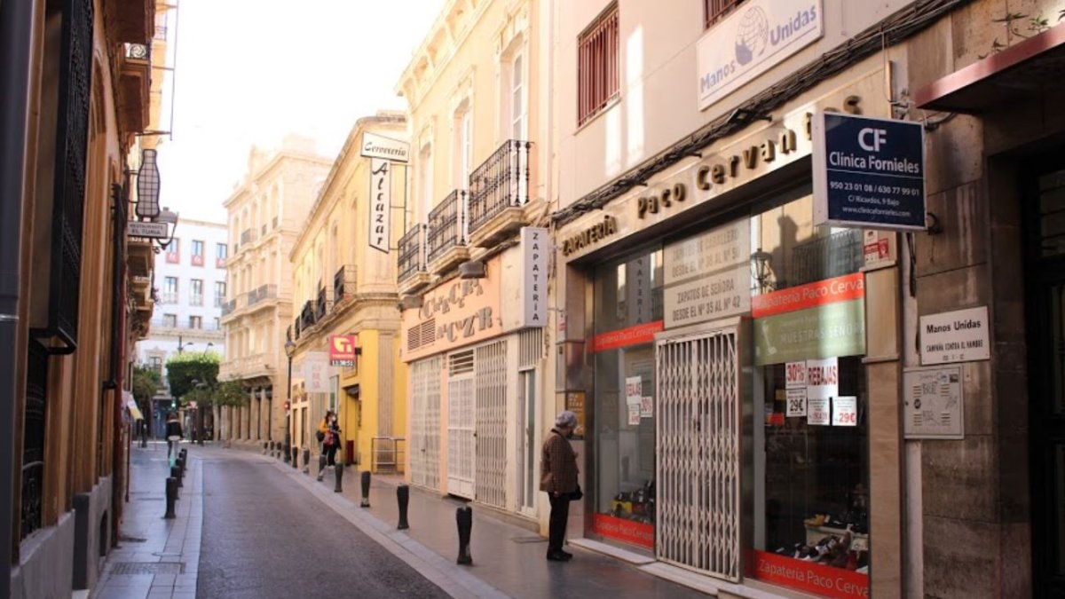Comercio cerrado en el centro de la ciudad