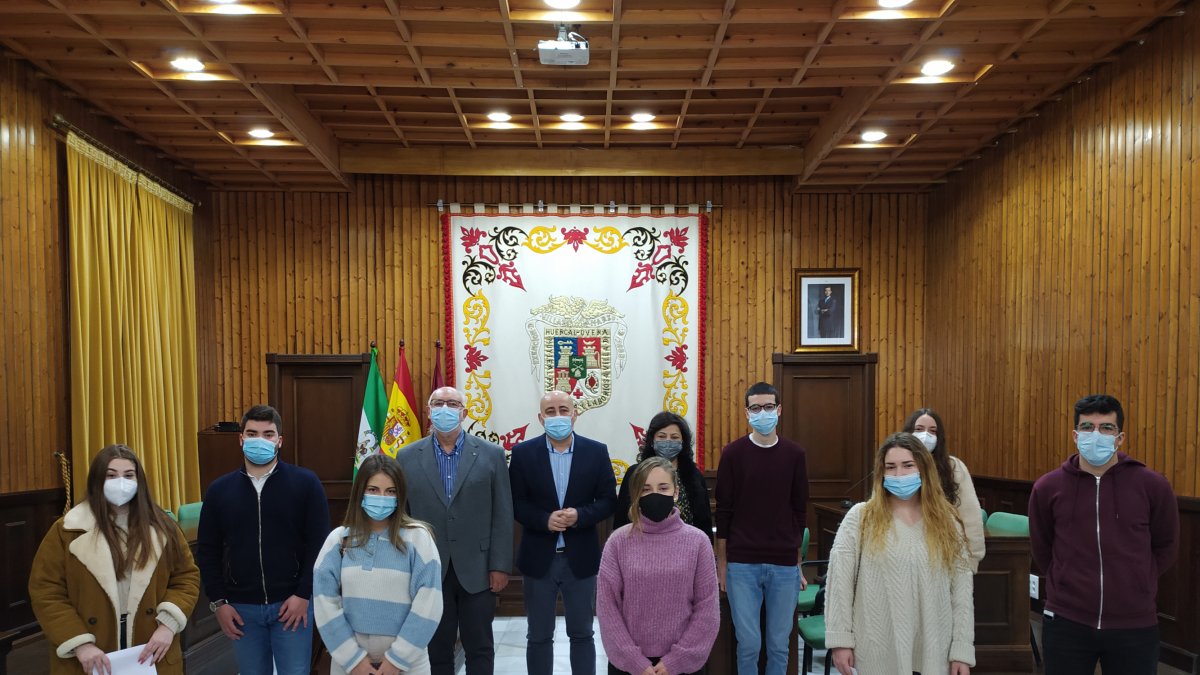 Alcalde y concejales junto a los beneficiarios de las Ayudas Erasmus del pasado año.