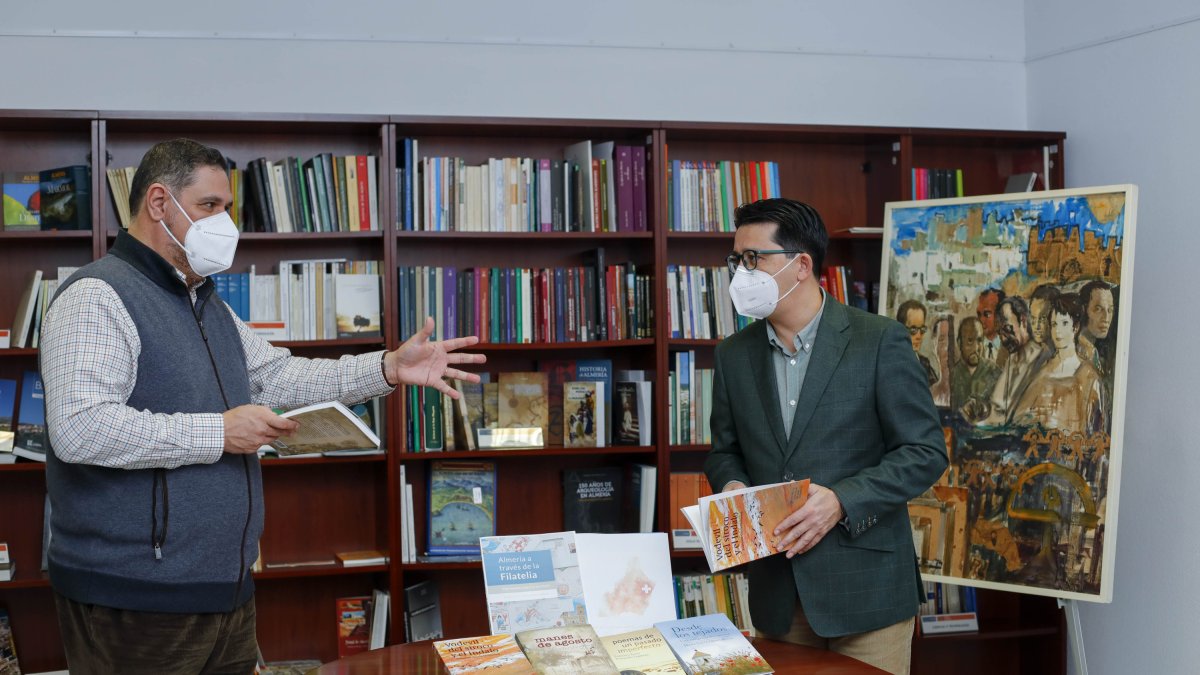 Francisco Alonso y Manuel Guzmán, con las nuevas publicaciones del IEA.