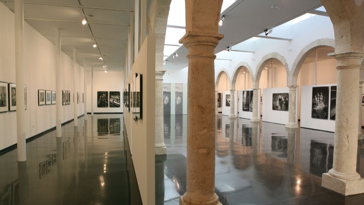 Interior del Centro Andaluz de la Fotografía (CAF), en la calle Pintor Díaz Molina..