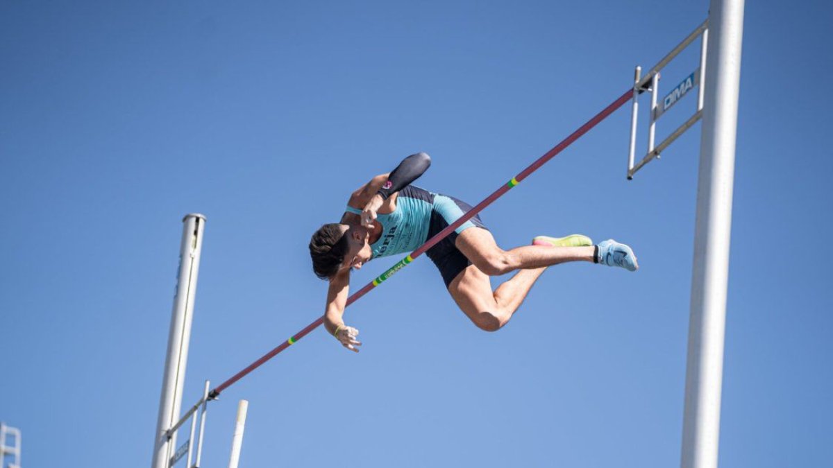 Isidro Leyva bate el récord de Andalucía en Salto de Pértiga.