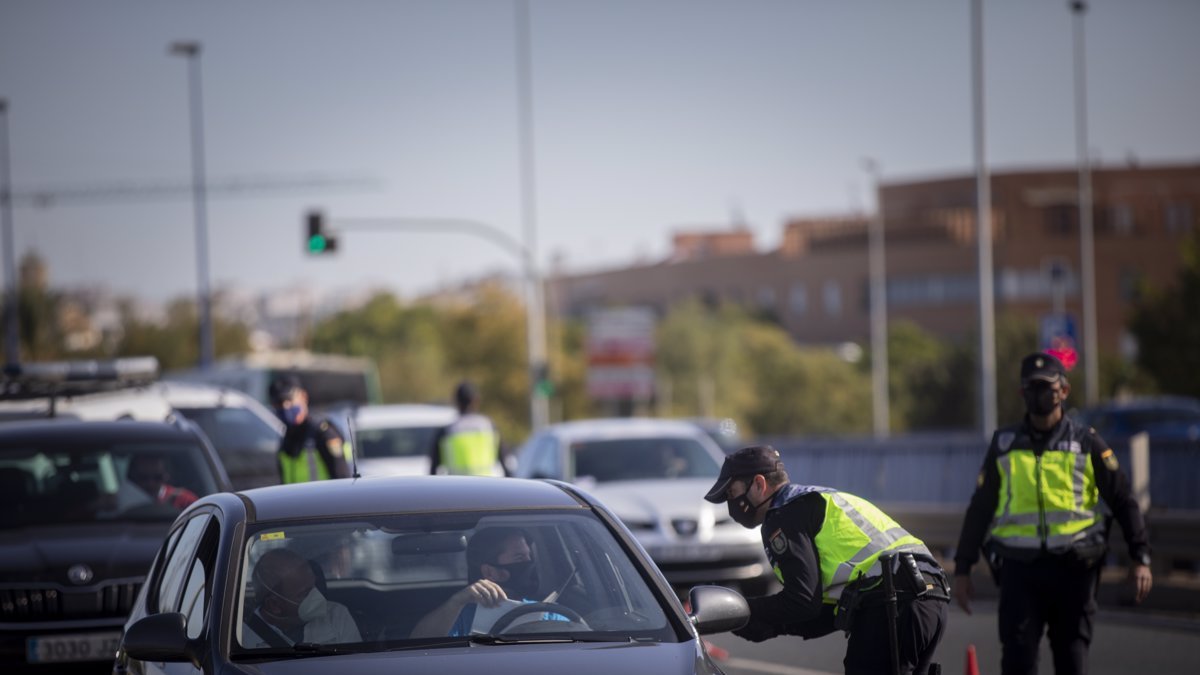 Control policial para evitar el paso de vehículos, en una imagen de archivo.
