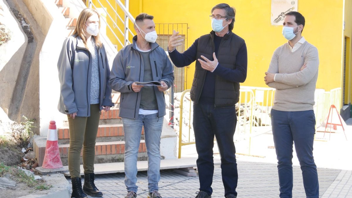 Alcalde y concejales donde irá ubicado el jardín vertical.