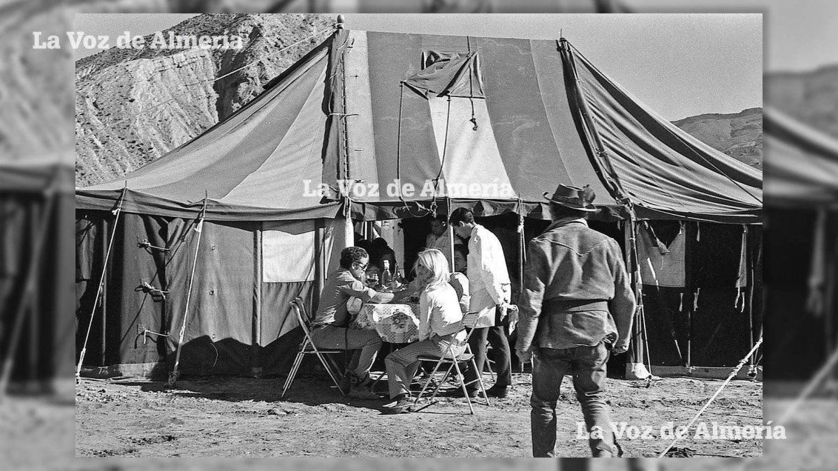 El servicio de catering se montaba con una carpa de lona. En la foto, Brigitte Bardot almorzando durante el rodaje de Shalako, en 1968.