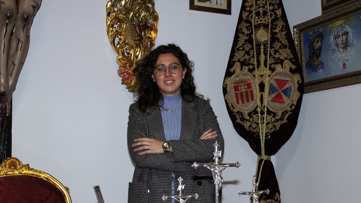 Mª del Mar Marín junto al guión corporativo de su Hermandad Sacramental del Prendimiento.