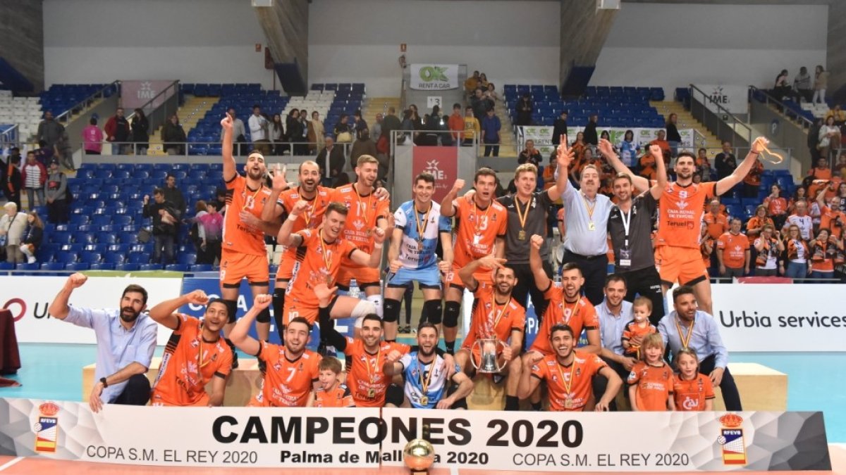 Los campeones visten de color naranja.