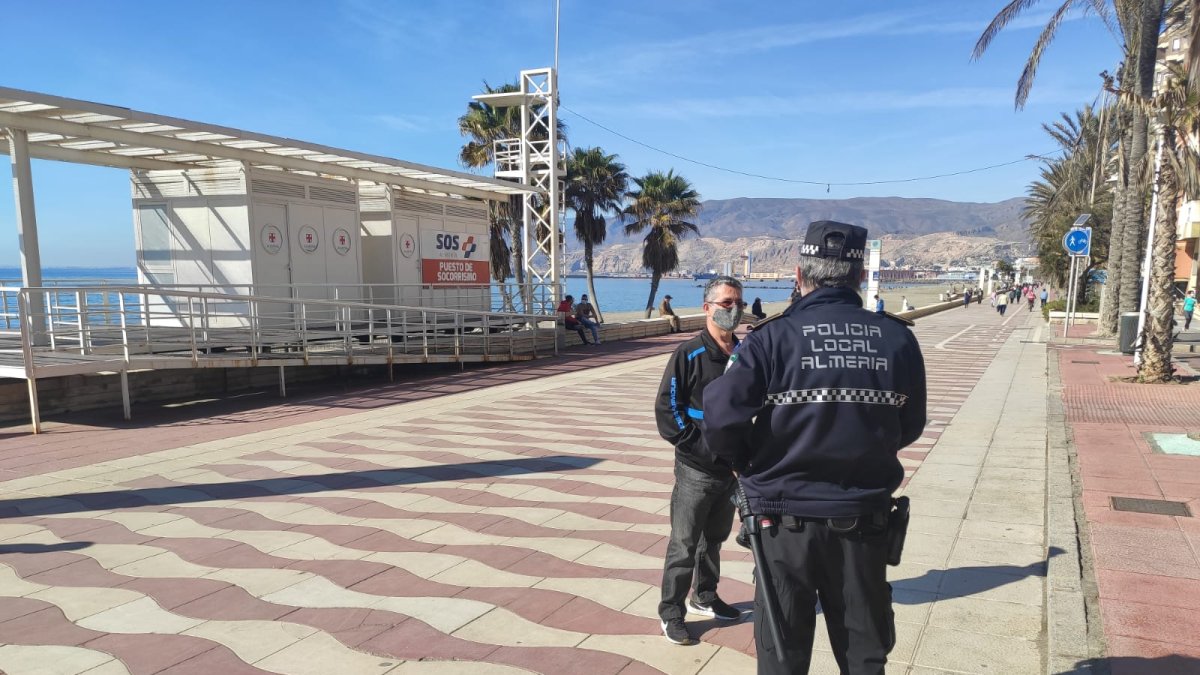 Imagen de archivo de la Policía Local en el Paseo Marítimo