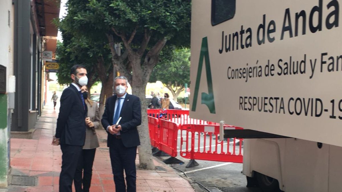 Ramón Fernández-Pacheco, Maribel Sánchez y Juan de la Cruz Belmonte, visitando la unidad móvil de cribado en Cruz de Caravaca.