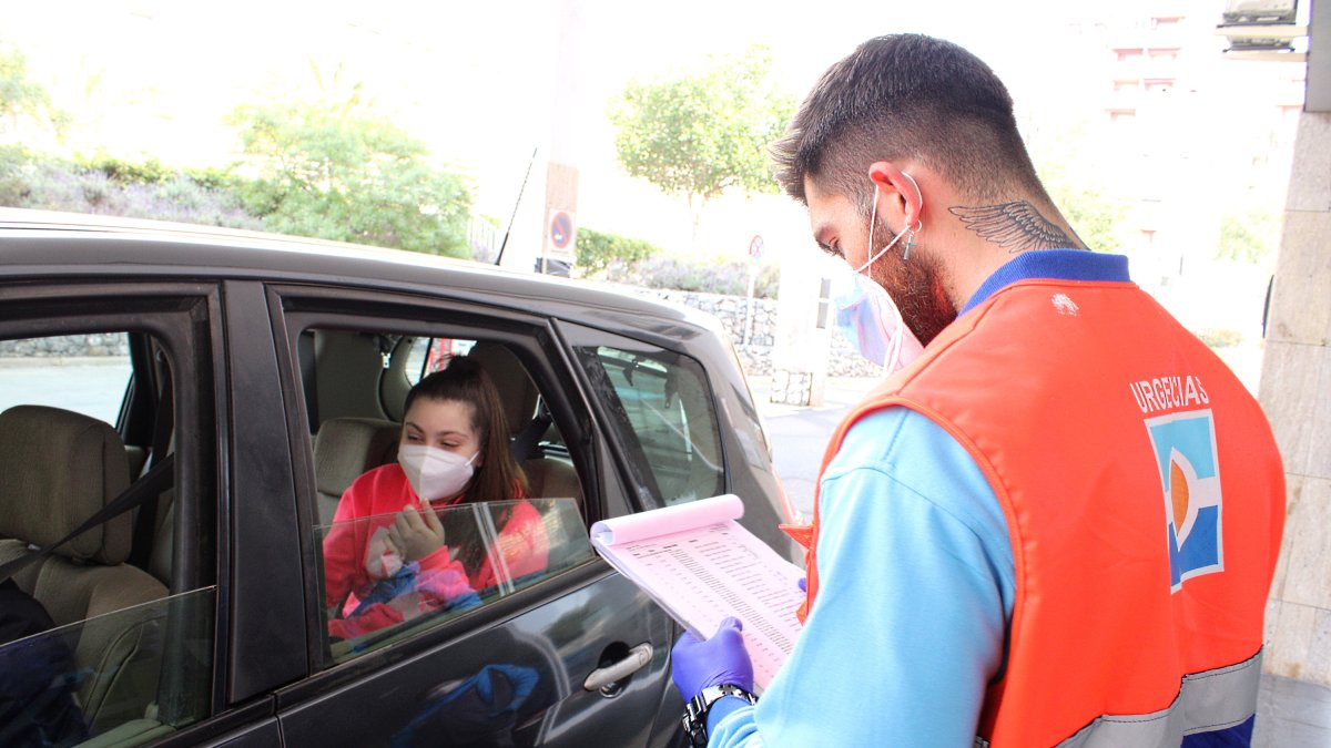 Un sanitario pasa lista de las personas que se tienen que someter al test.