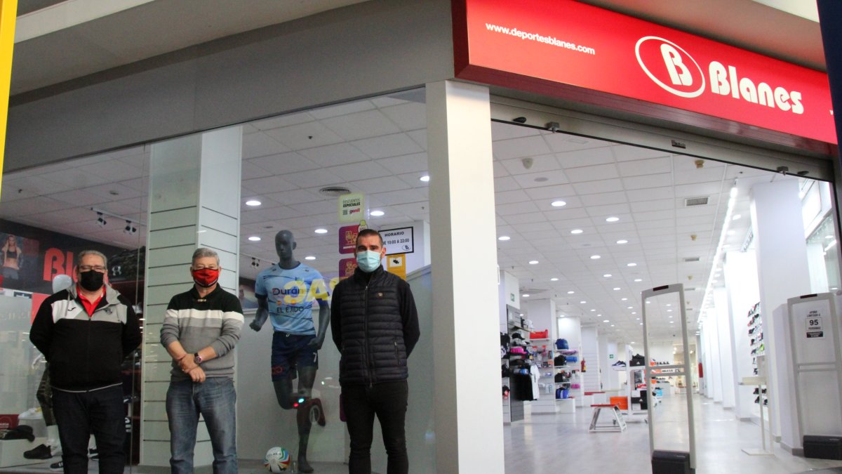 Los aficionados ya pueden encontrar la ropa oficial del CD El Ejido Futsal en Deportes Blanes.