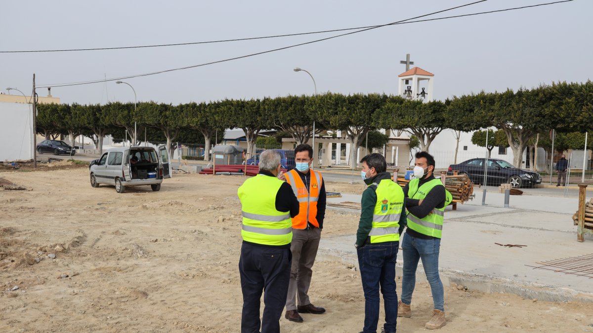 El alcalde de El Ejido, Francisco Góngora, visitando el lugar de las obras.