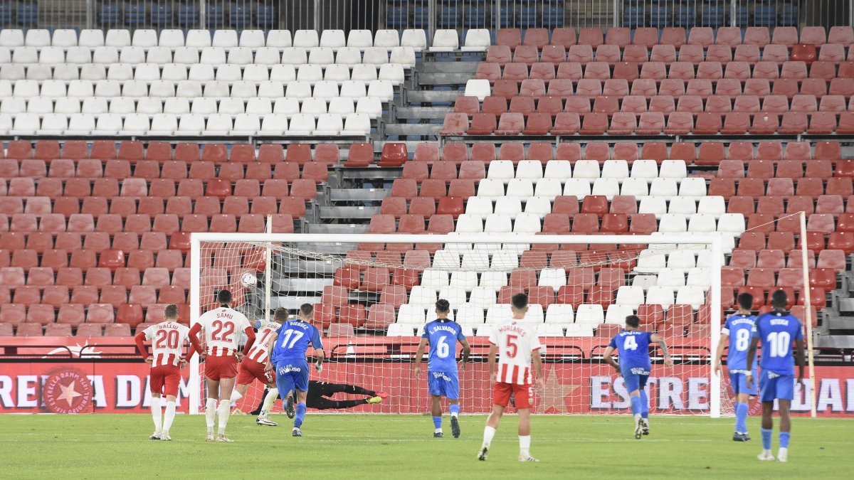 Corpas en una actuación estelar se bastó para anotar tres goles al Fuenlabrada.
