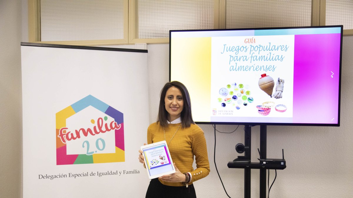 Carmen Belén López con la nueva guía digital.