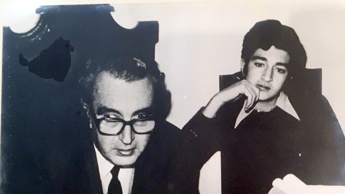 El abogado Juan Pérez y Pérez, en su despacho, junto a su hijo José Arturo, en su época de estudiante en una foto de Carlos Pérez Siquier.