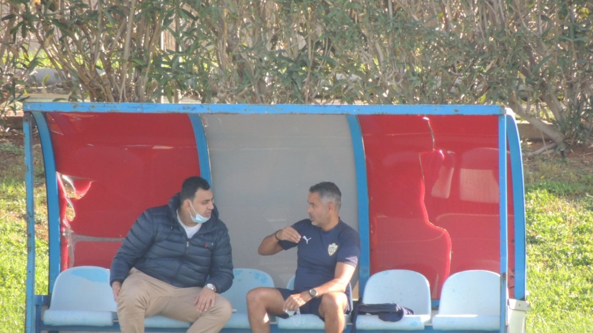 Un entrenador y un banquillo donde reflexionar en soledad.