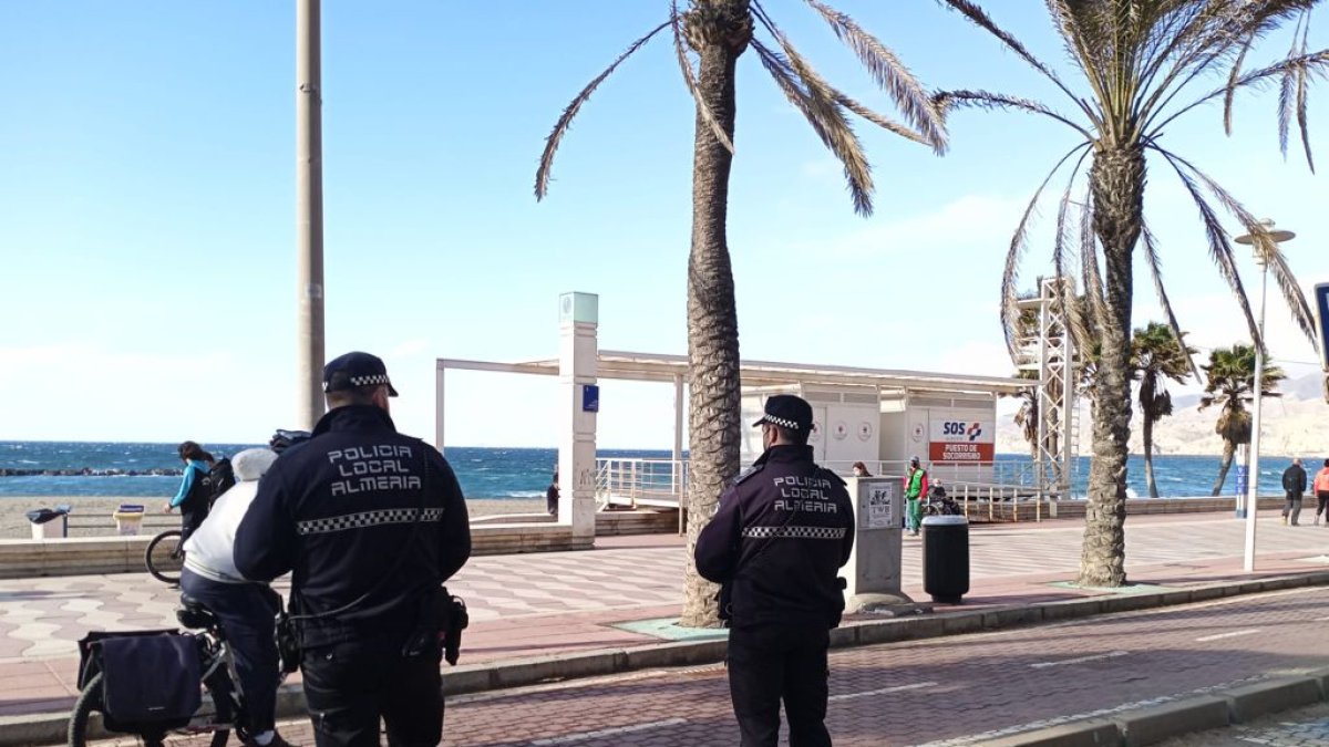 La Policía Local realiza labores de vigilancia en el Paseo Marítimo de Almería.