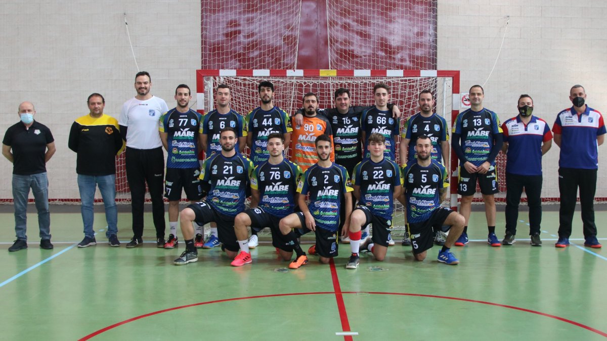 Foto de familia del Club Balonmano Cantera Sur Bahía de Almería.