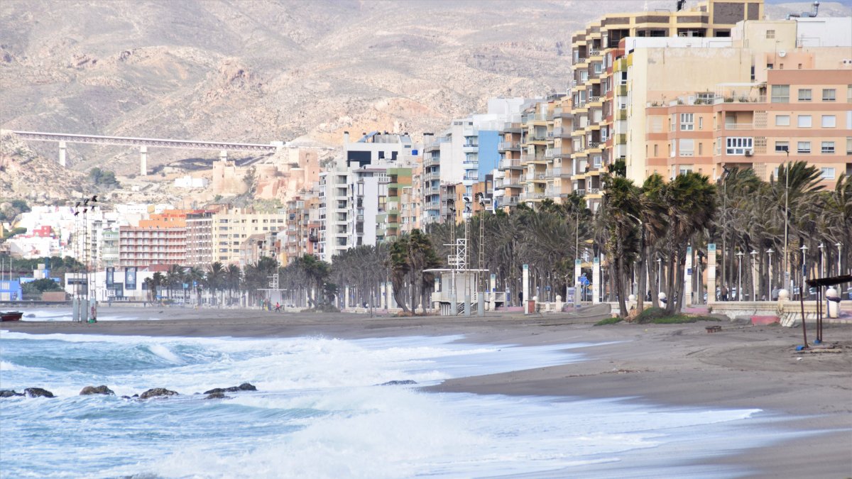 Las playas se vieron ayer fuertemente azotadas por el viento y las olas