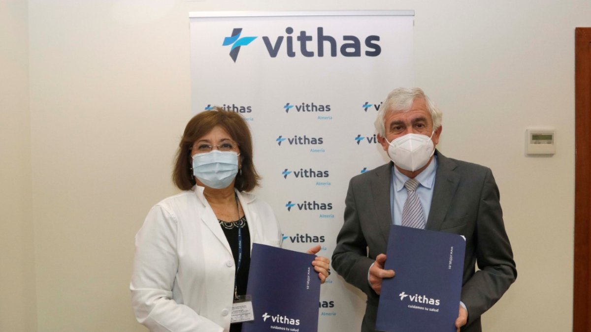 Pilar Espejo, directora-gerente del Hospital VITHAS Almería  y José Manuel Muñoz.