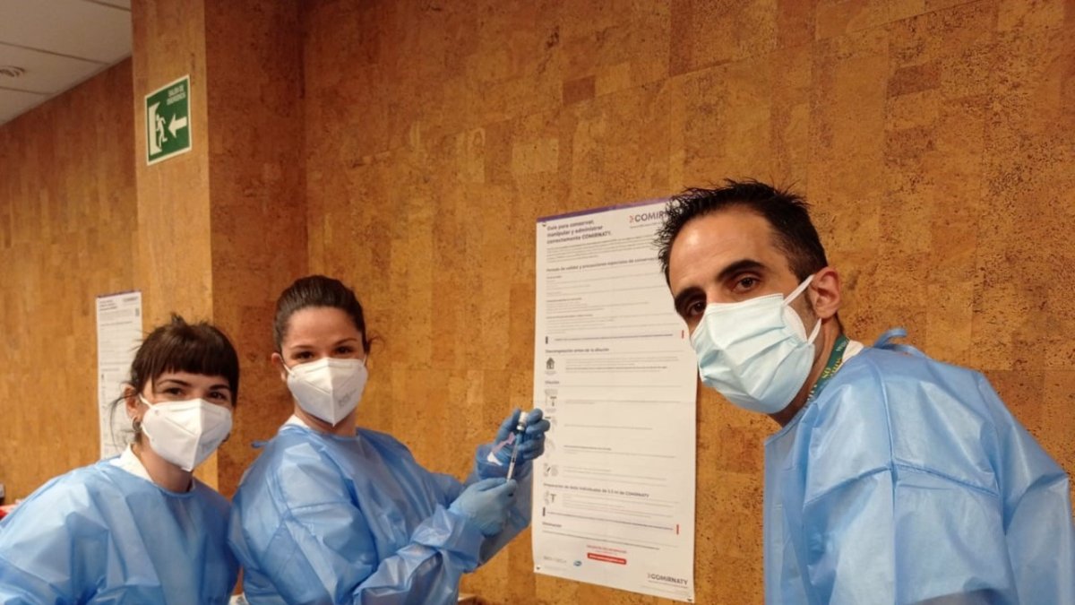 Profesionales de Vithas Almería se inmunizan frente a la Covid.