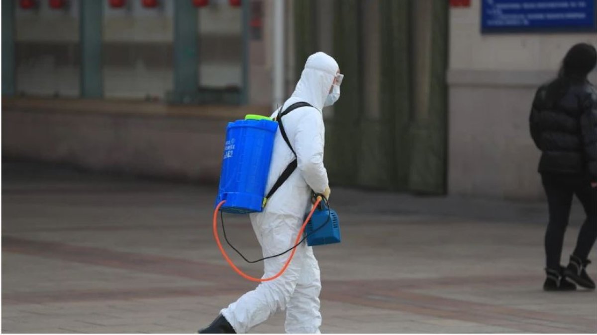 Imagen de archivo de una persona desinfectando en Pekín. Imagen de archivo de una persona desinfectando en Pekín.