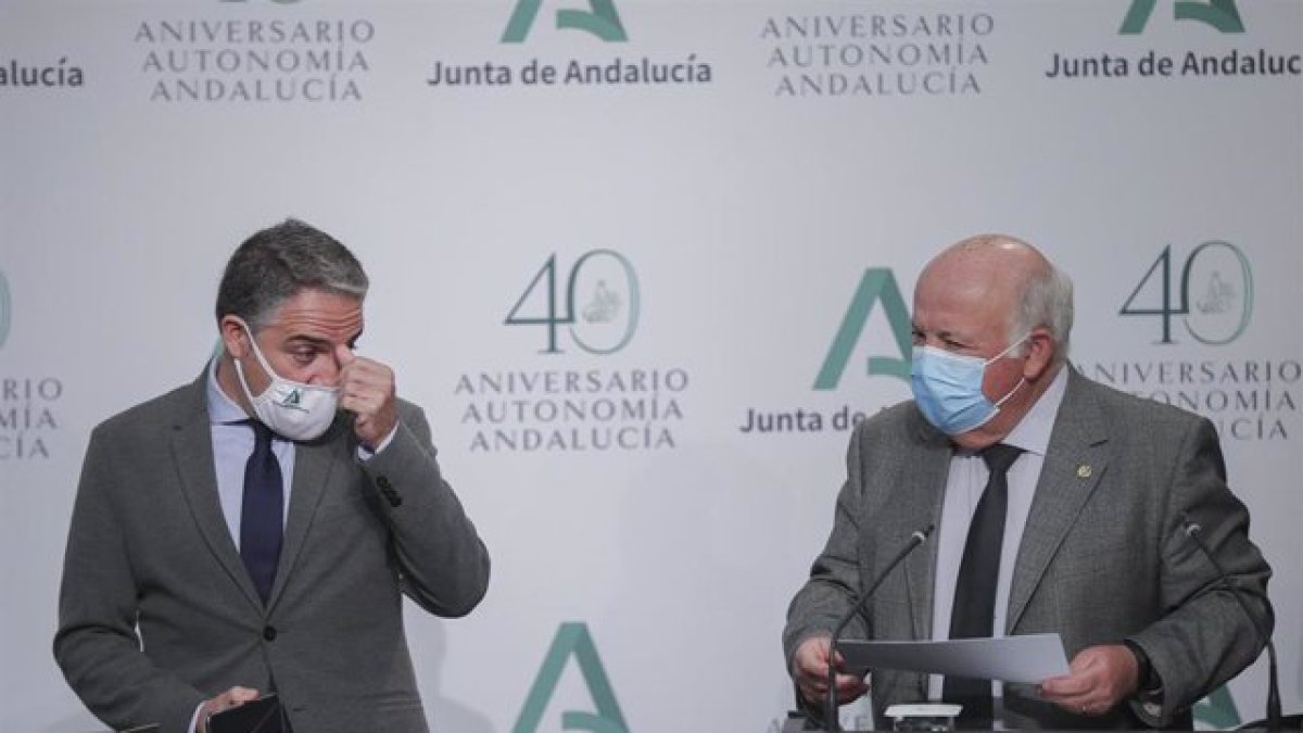 Bendodo y Aguirre han anunciado las nuevas decisiones de la Junta.