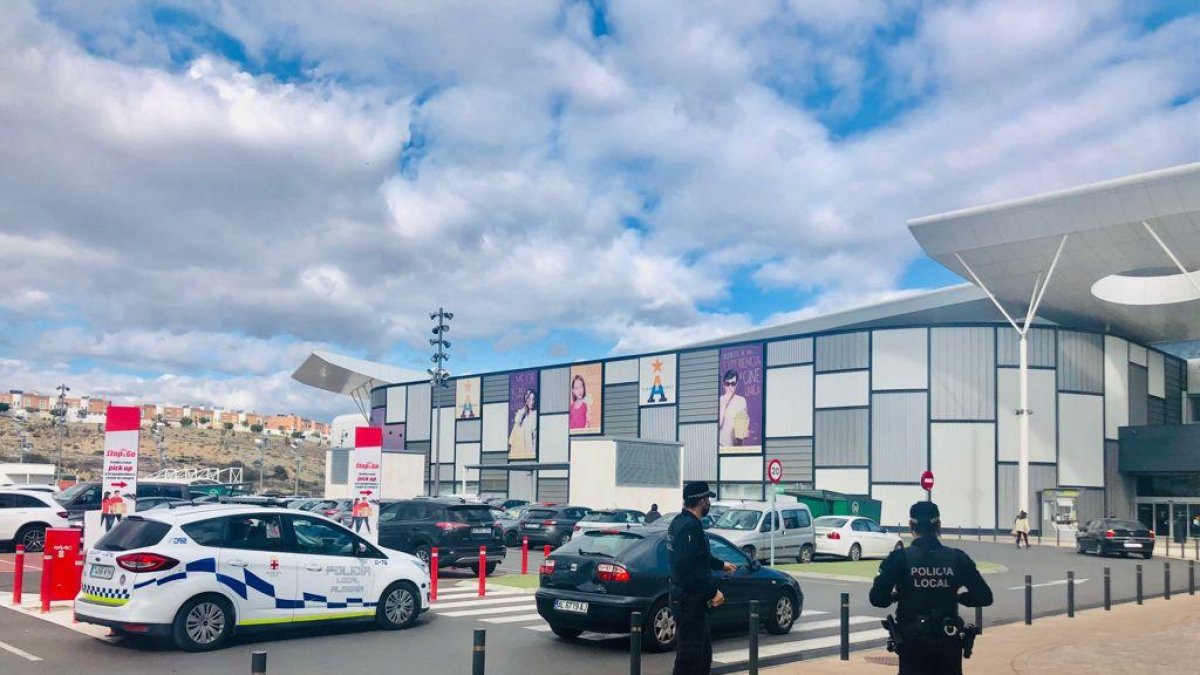 Policías locales realizando labores de control en la ciudad