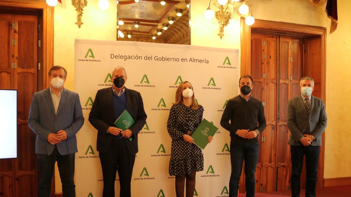 Autoridades tas la firma de la cesión en Vera.