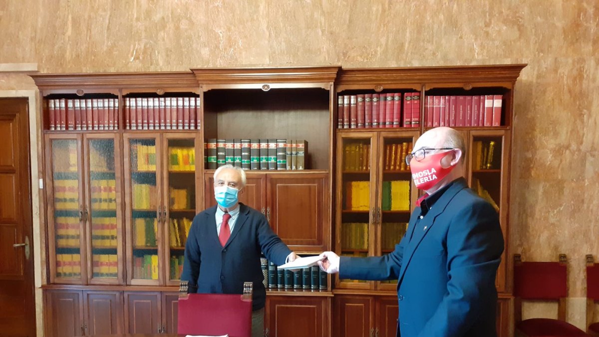 Diego García, presidente de ASHAL, este martes en la reunión con el subdelegado del Gobierno, Manuel de la Fuente.