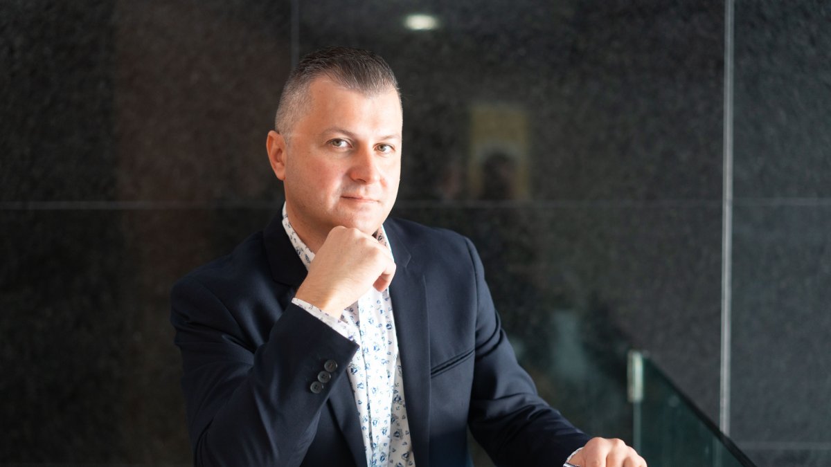 Viktor Kotsur, agente inmobiliario.