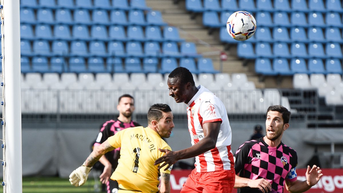 Umar Sadiq espera jugar este domingo frente a Las Palmas.