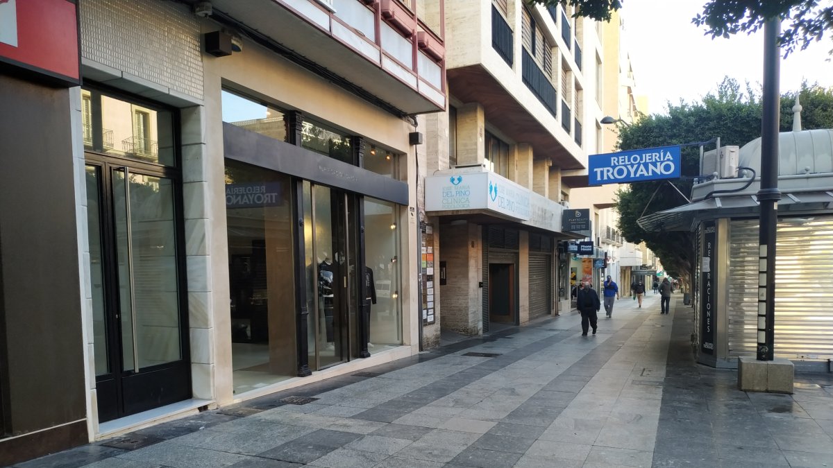 Comercio cerrado en el centro de la ciudad