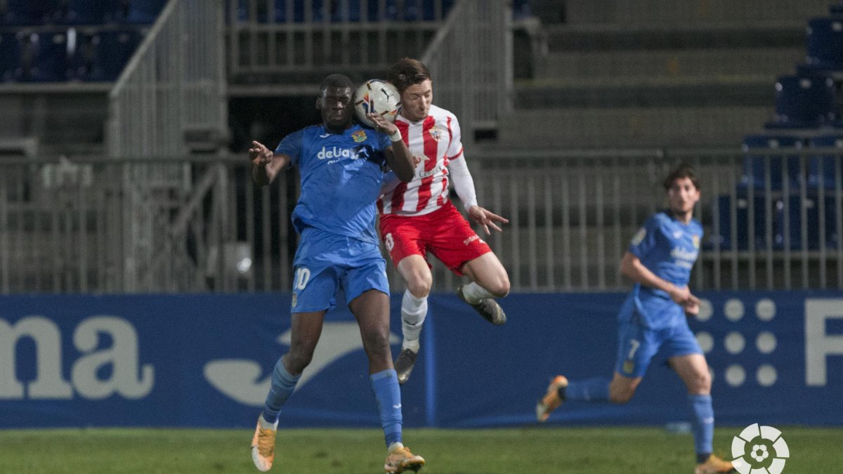 En este balón aéreo nace el gol del Fuenlabrada.