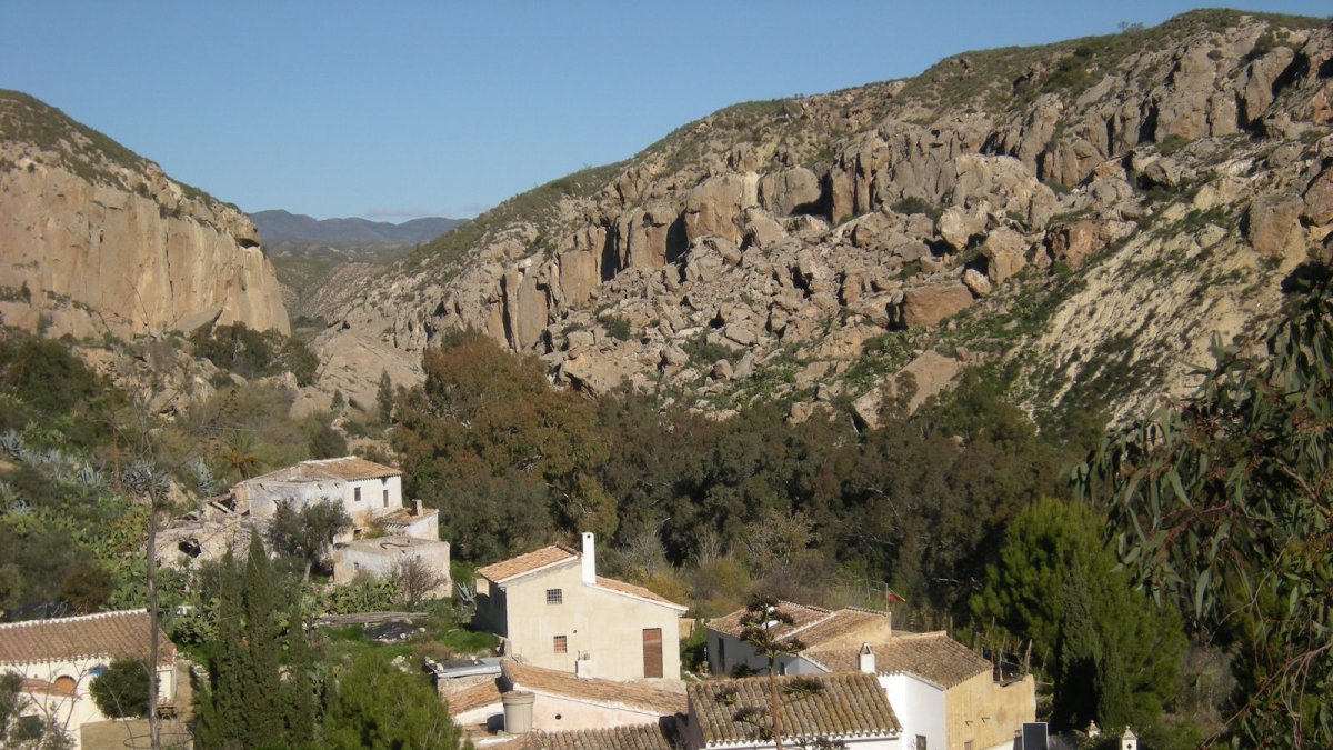 Los Molinos del Río Aguas es un pueblo libre de conexiones tanto de agua como de luz.