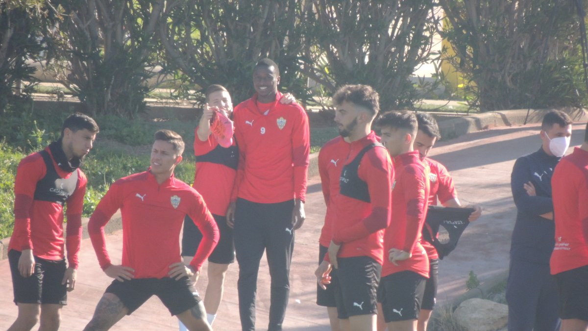 Balliu y Sadiq llegando con una sonrisa al campo Anexo.