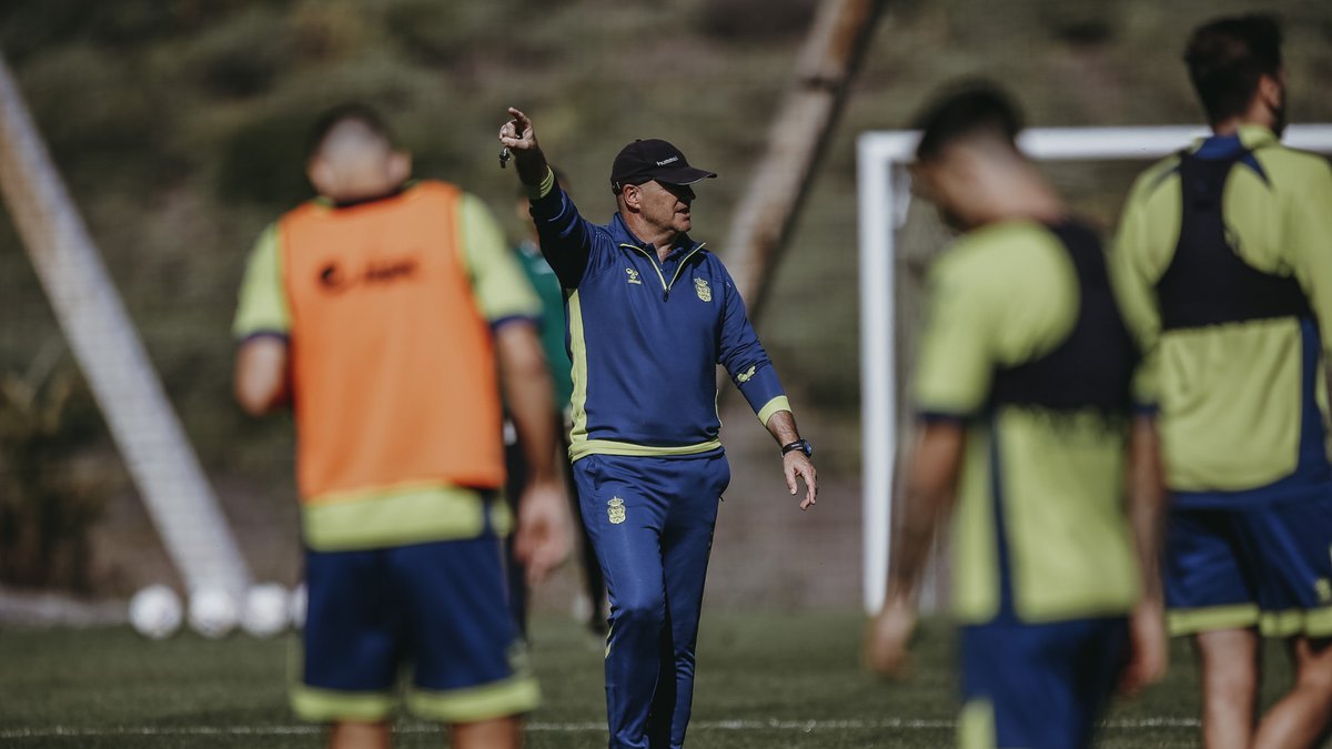 Pepe Mel en el entrenamiento del conjunto amarillo,.