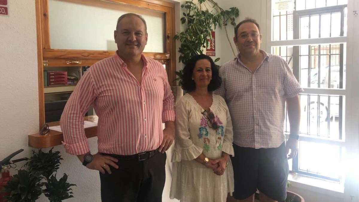 El alcalde y la edil de Educación en la inauguración del Conservatorio.