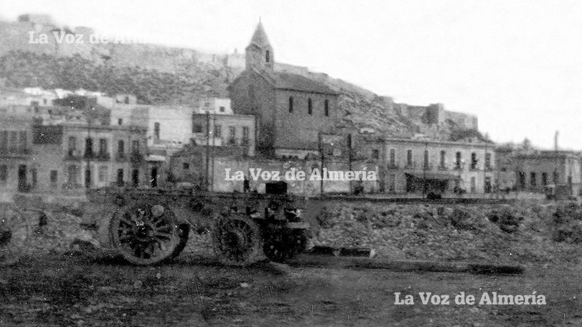 La iglesia de San Roque destacaba sobre el Llano, frente a la carretera de Málaga y el muelle pesquero.