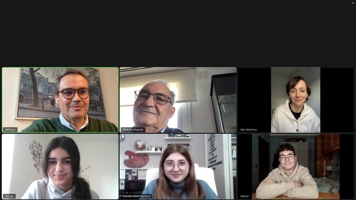 Los tres alumnos becados por la Fundación Eduarda Justo.